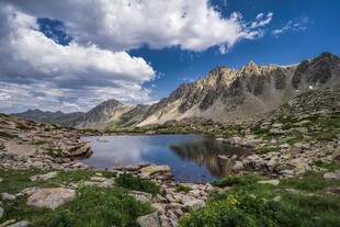 高山湖泊美景