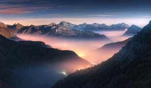 山间云海日出壮丽美景