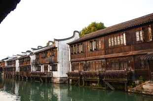 江南水乡临河古朴建筑群