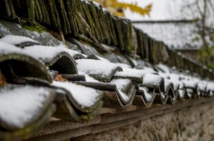 雪覆瓦片冬日古朴景致