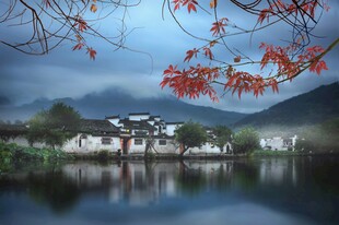 湖畔古村秋景图