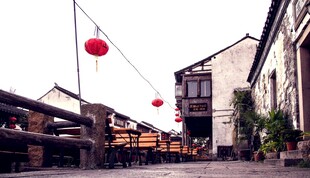 古街挂红灯笼的热闹景象