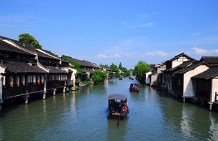 江南水乡河道小船风景图