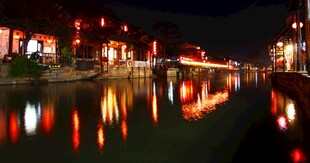 水乡夜景灯火倒映于水面