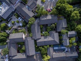 俯瞰中式传统民居群落