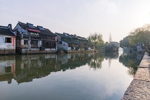 江南水乡静谧河道风景