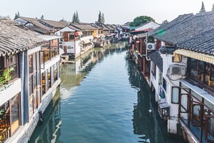 江南水乡古巷中的悠悠水道