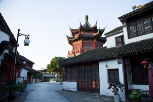 古巷中的中式塔楼景观