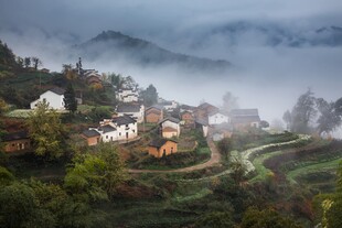 山间雾绕村落美景