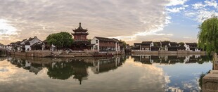湖畔古建美景倒映水中