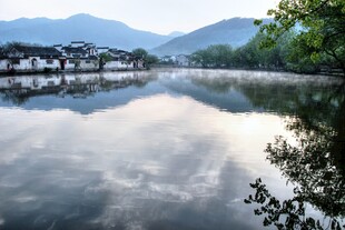 湖畔山水景宁静如画境