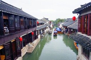 江南水乡古巷的静谧风光