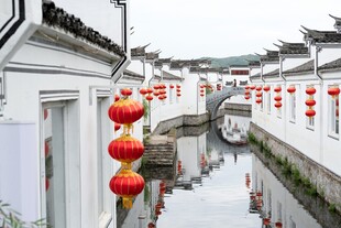 江南水乡挂红灯笼的小巷