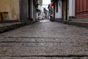 古巷石板路的静谧景致