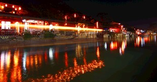 夜晚河畔璀璨灯光倒影