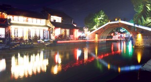 江南水乡夜景桥畔灯火璀璨