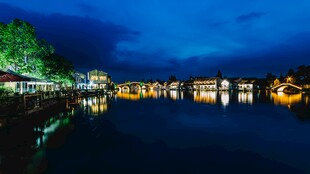 湖畔夜景灯光璀璨映水波