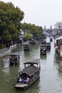 江南水乡河道中的船只