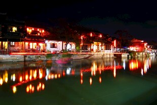 水乡夜景灯火倒映于湖面
