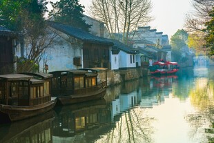 江南水乡静谧河道风景