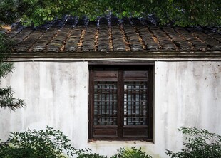 中式白墙木窗古朴景致