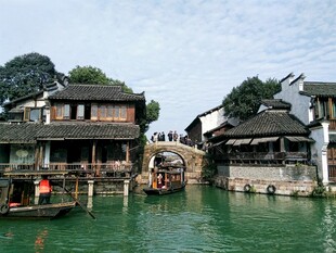 江南水乡古建筑临水而立