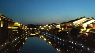 水乡夜景古桥灯火映清波