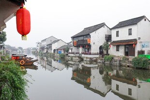 江南水乡宁静的沿河村落