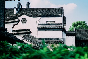 江南白墙黛瓦古建筑