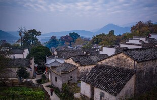 古朴村落远山近舍