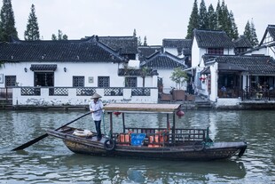 江南水乡小船悠然泛舟