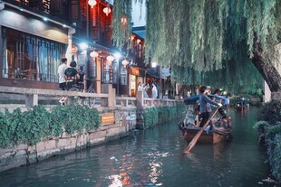 江南水乡夜游船景