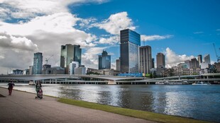 河畔都市风光天际线美景