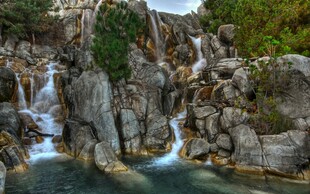 山间溪流瀑布美景
