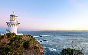 海边灯塔美景
