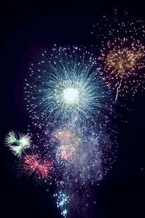 夜空中绚烂的烟花绽放