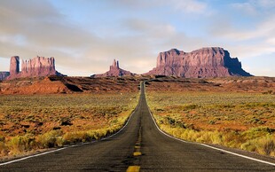 旷野公路旁的壮丽红石景观