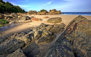 海岸边的嶙峋岩石与沙滩