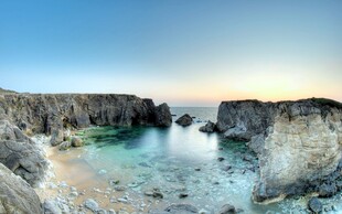 海边岩石与澄澈海水景观