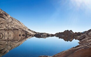 宁静山水倒影如画美景