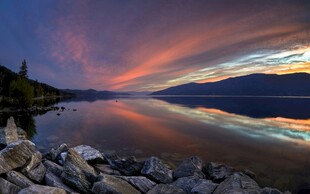 湖畔绚丽晚霞倒影美景