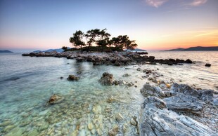 海边日落时的礁石与岛屿
