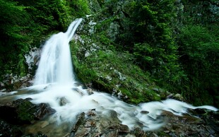 山间瀑布美景