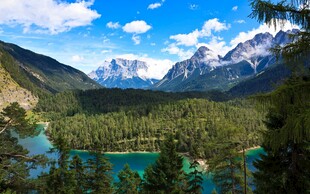 高山湖畔美景