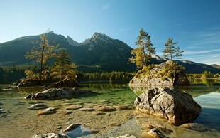 湖畔山林美景