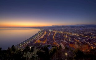 城市夜景与远方海景相融