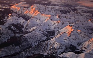 壮丽雪山日出美景