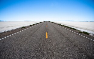 空旷公路伸向远方