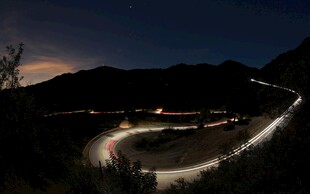 夜幕下蜿蜒公路的光影美