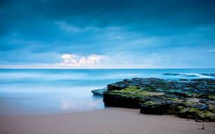 海边礁石静谧蓝色海景